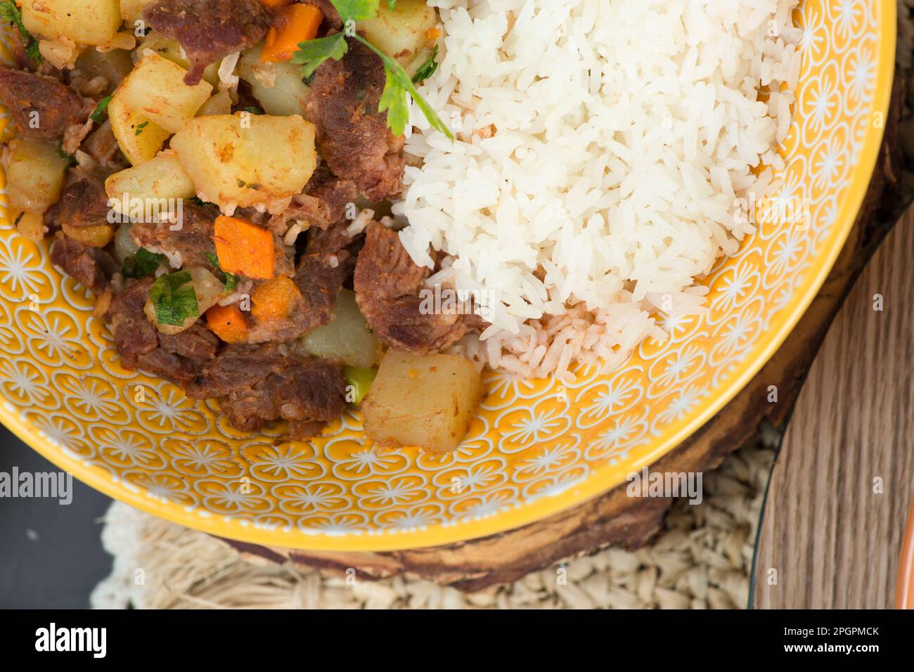 Picante de carne comida peruana mesa buffet platos variados cocina gourmet  peruana tradicional Fotografía de stock - Alamy