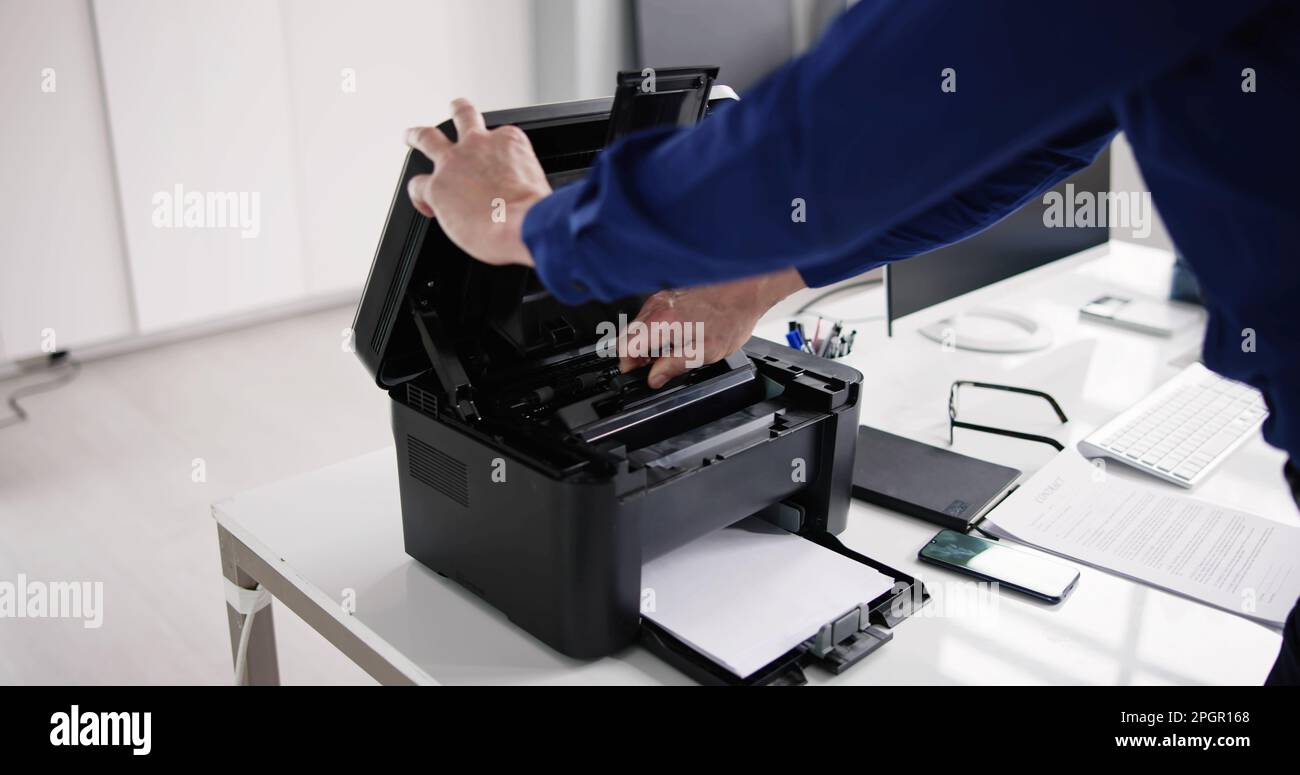 Cambio del cartucho de tóner de la impresora en la fotocopiadora láser.  Tecnología de impresión Fotografía de stock - Alamy