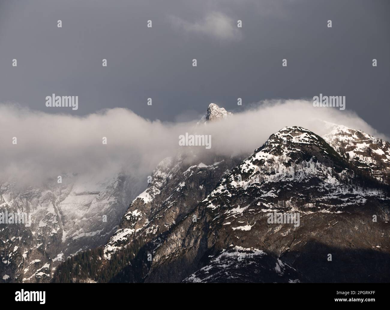 un bello scorcio invernale delle montagne delle dolomiti Foto de stock
