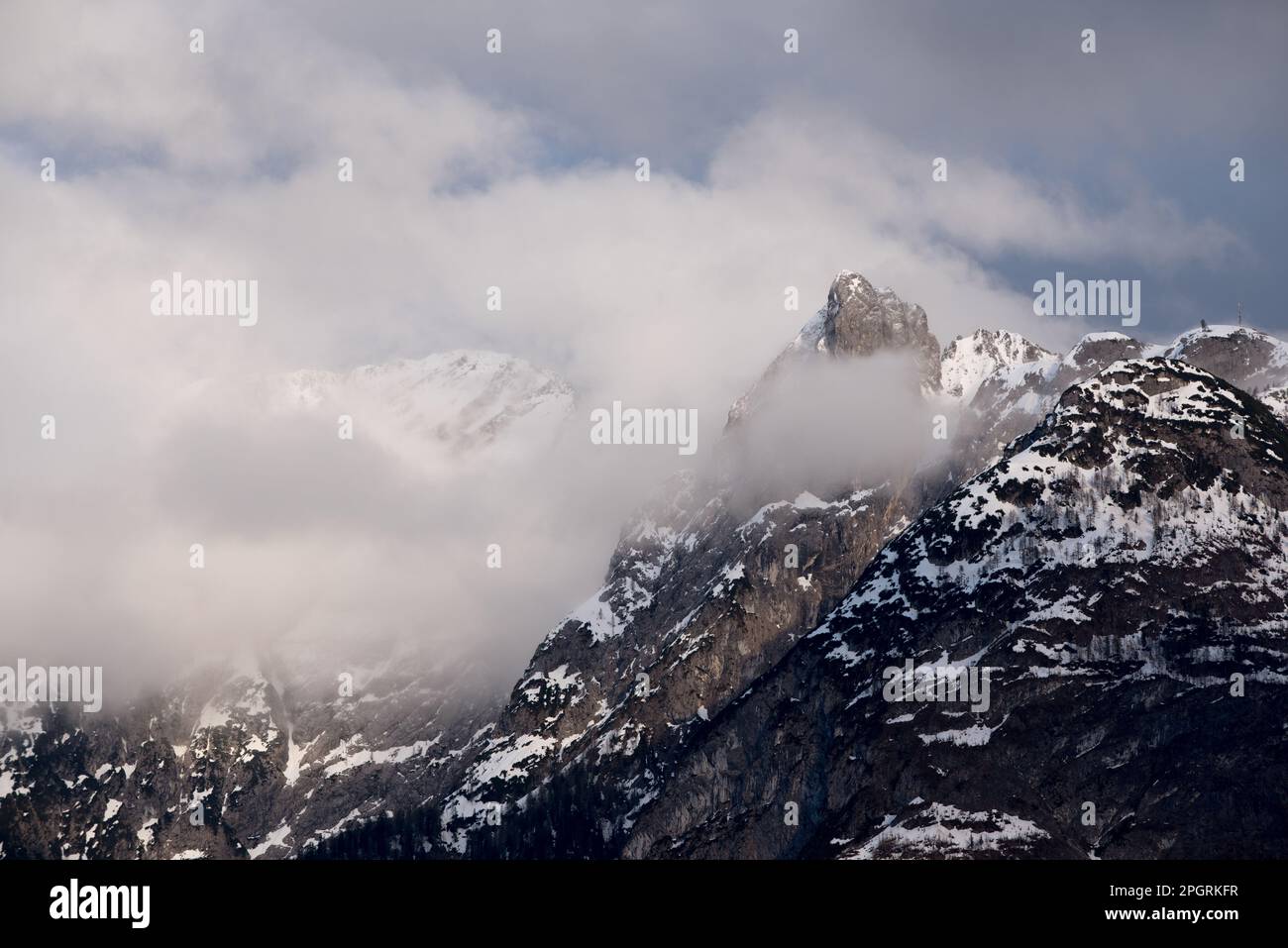 un bello scorcio invernale delle montagne delle dolomiti Foto de stock