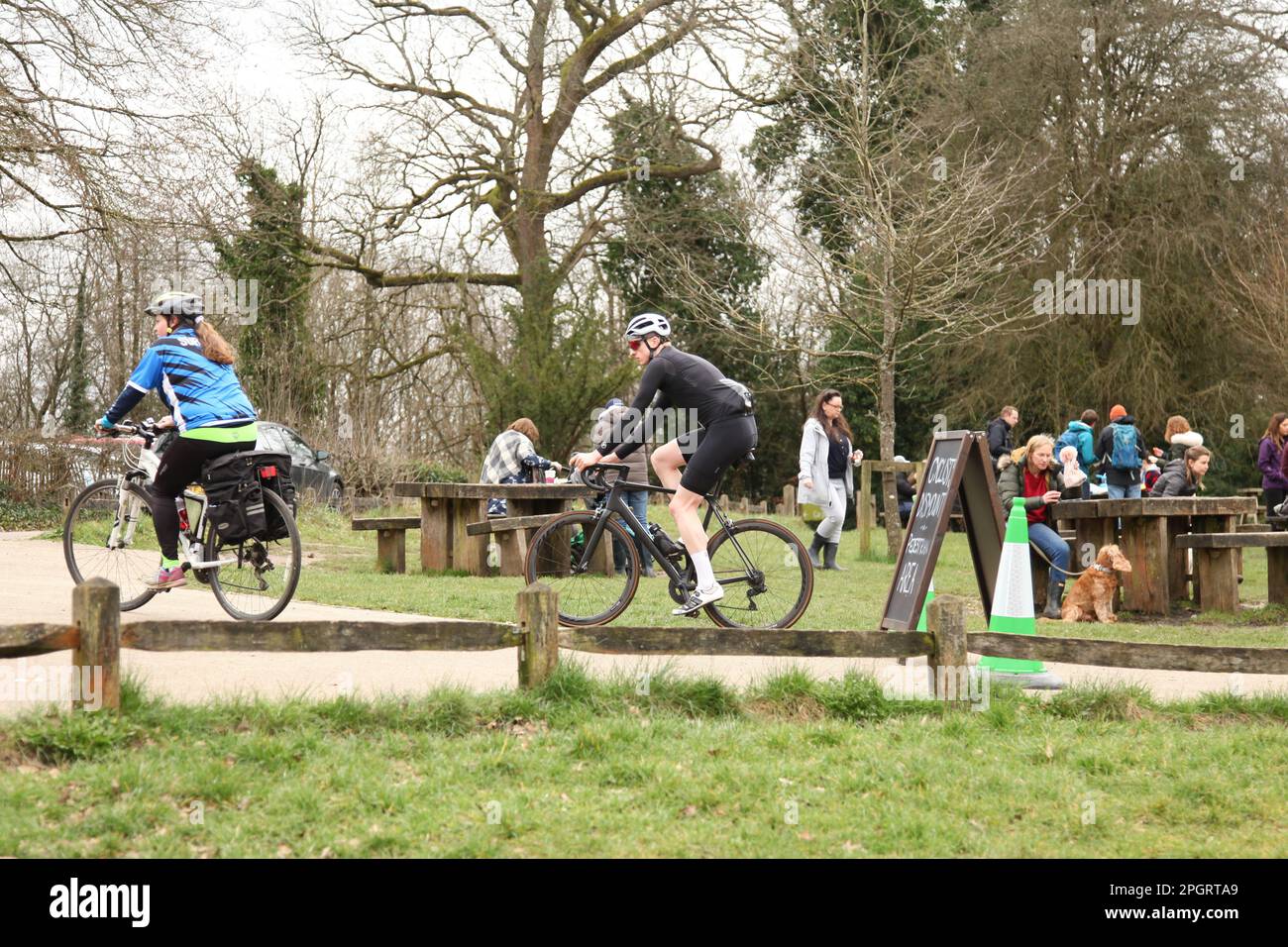 Múltiples ciclistas socializando en el Box Hill Café en Surrey Hills, Dorking, Surrey, Inglaterra, Reino Unido, 2023 Foto de stock