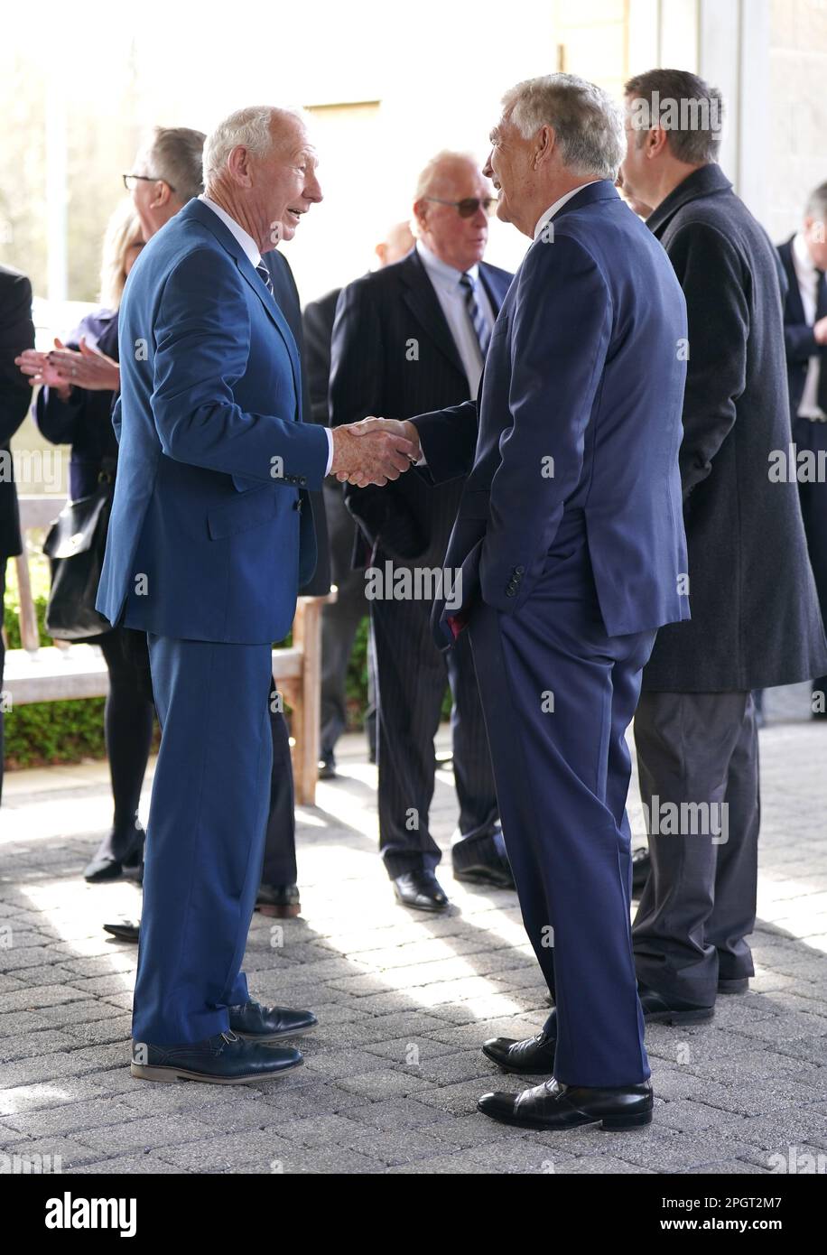 Bob Wilson (izquierda) y Sir Trevor Brooking antes de un funeral para