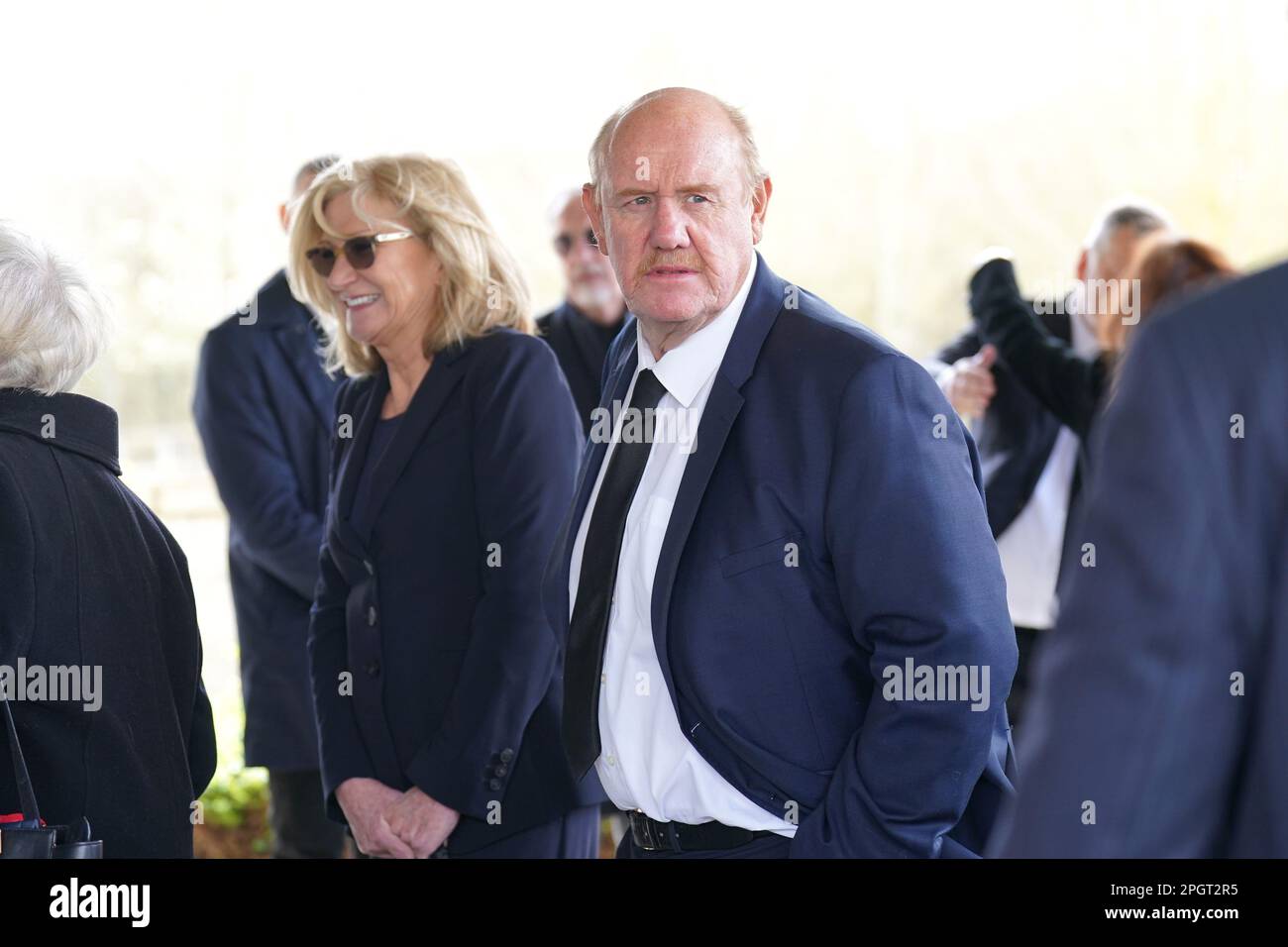 Brian Barwick llega antes de un funeral para el comentarista deportivo
