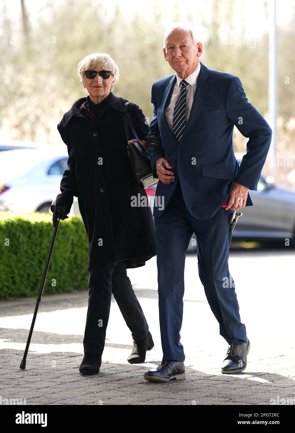 Bob Wilson (derecha) llega antes de un funeral para el comentarista