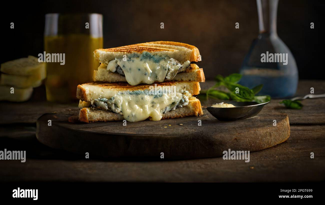 Delicioso sándwich de queso de stilton azul a la parrilla servido en una  bandeja de madera derretida Fotografía de stock - Alamy