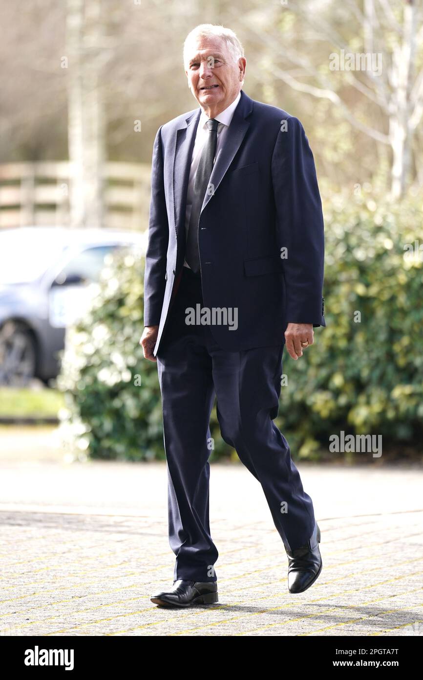 Sir Trevor Brooking llega antes de un funeral para el comentarista
