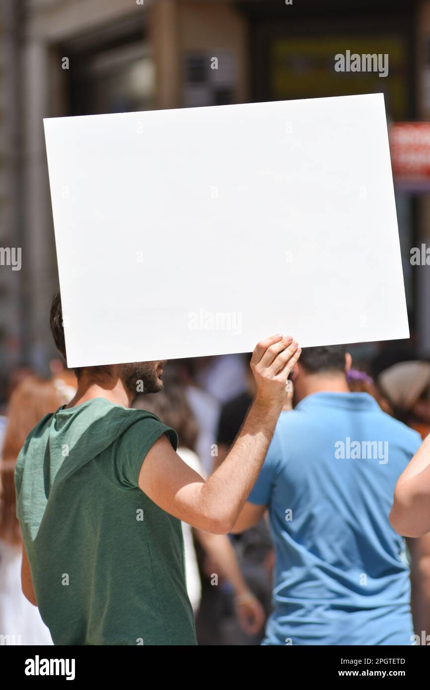 Manifestante sosteniendo Un cartel blanco en blanco Foto de stock