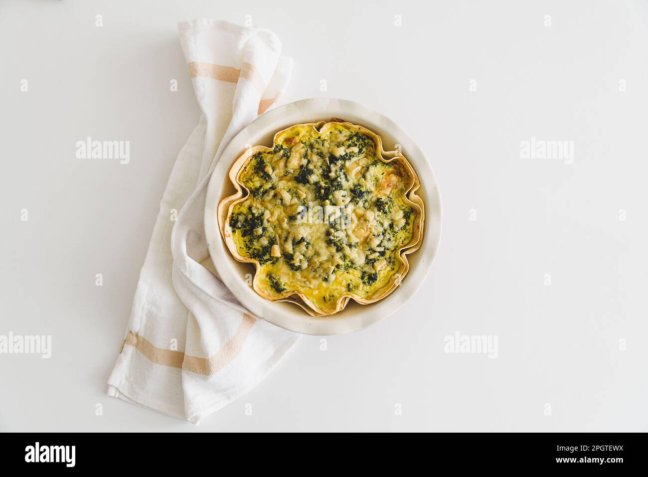 Quiche. Saludable pastel de pollo casero con brócoli y espinacas en mesa de  madera blanca Fotografía de stock - Alamy