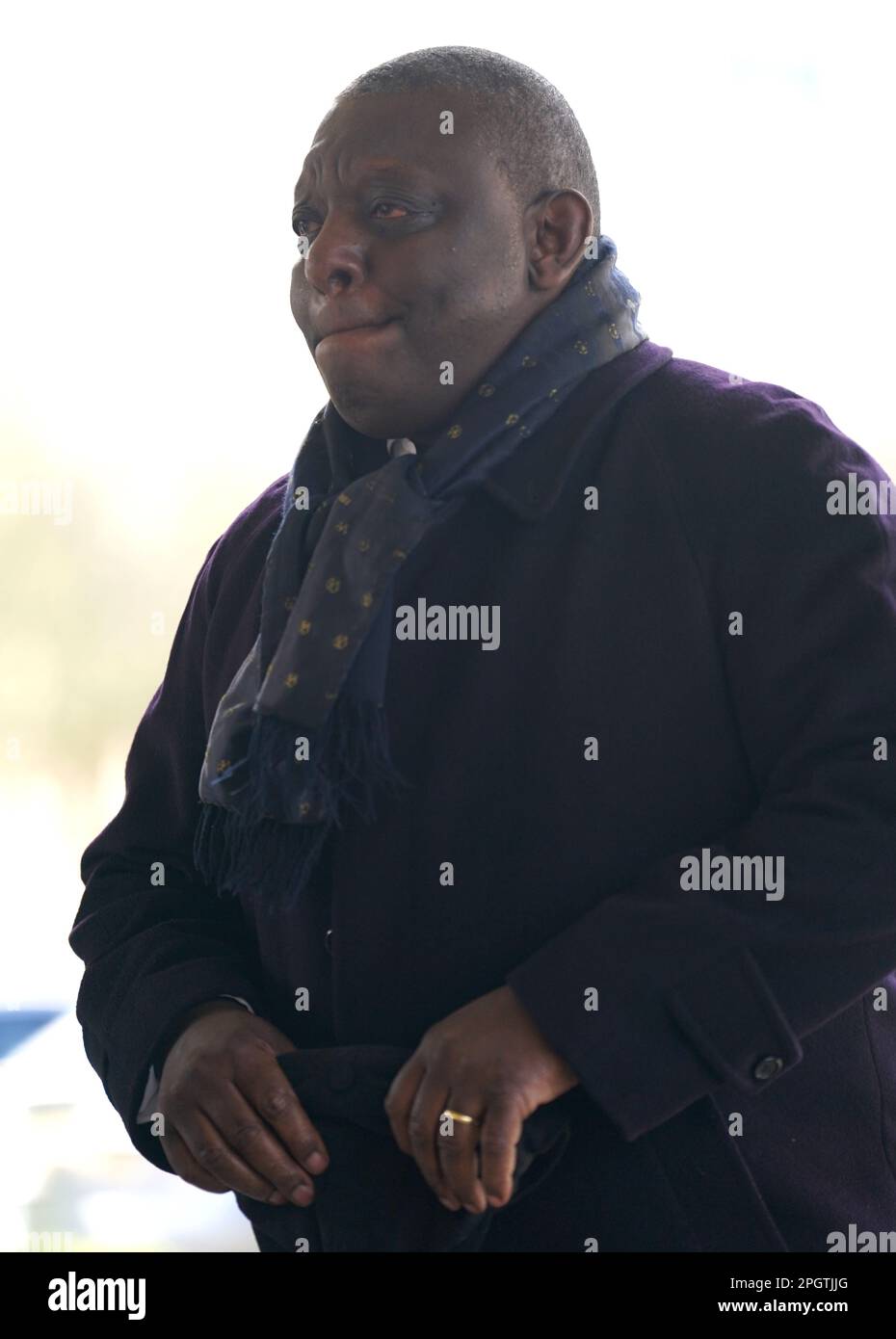 Garth Crooks llega antes de un funeral para el comentarista deportivo