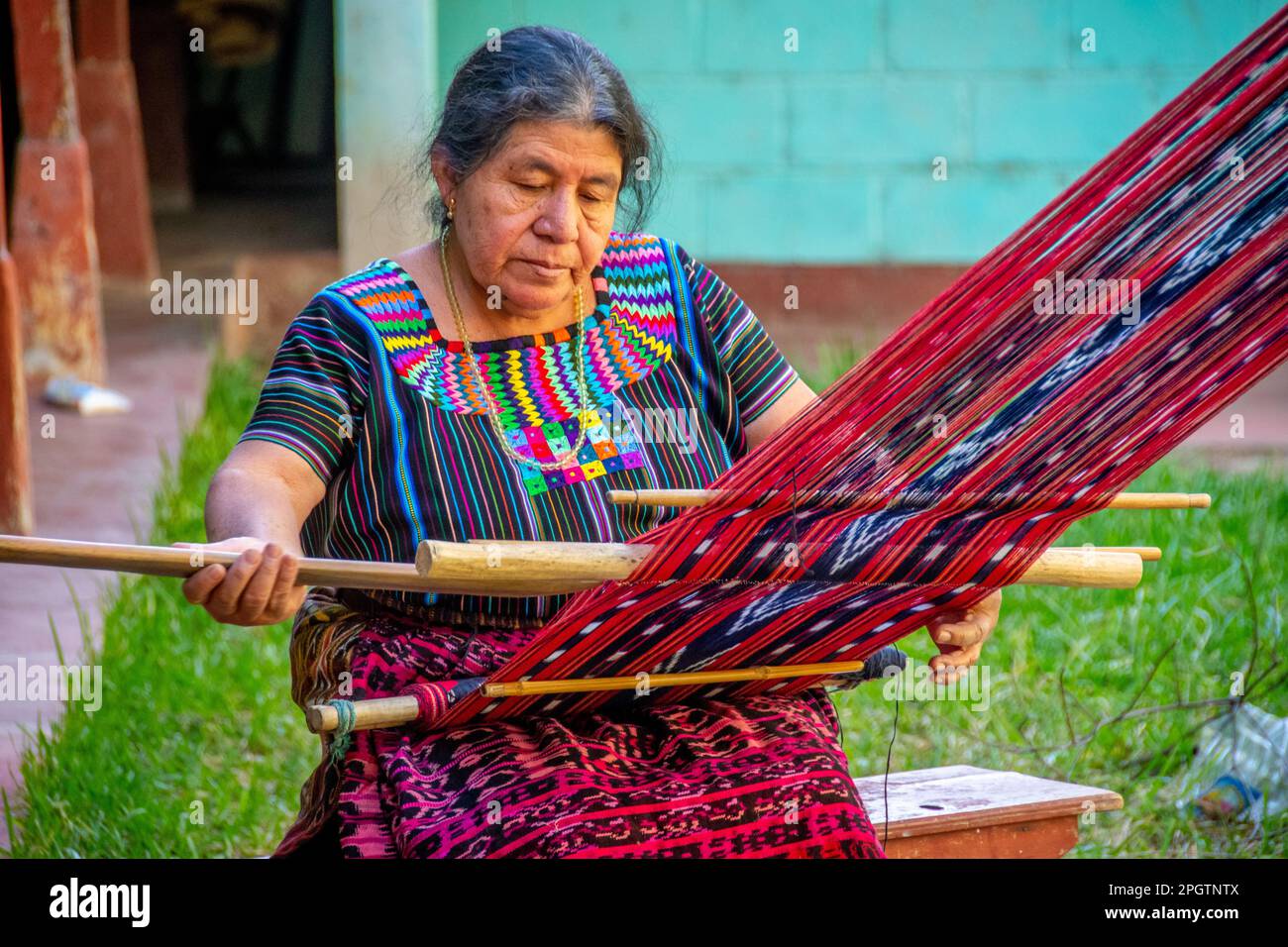 Mujer mayor haciendo textil hecho a mano en Guatemala Foto de stock