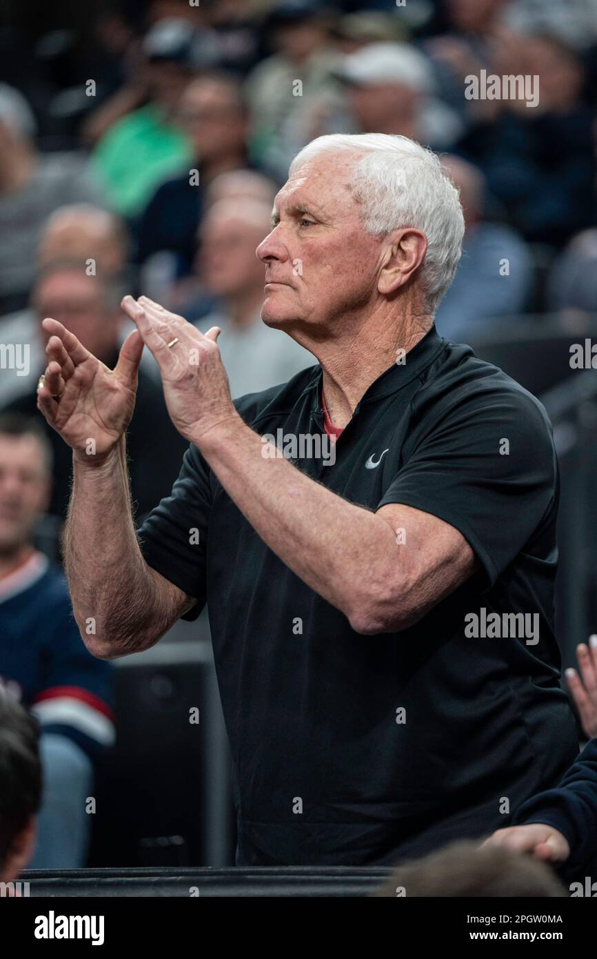Bob Hurley Sr. durante un partido del torneo de baloncesto masculino de la NCAA contra los Arkansas Razorbacks, el lunes 23 de marzo de 2023, en el T-Mobile Arena, Las Vegas, N Foto de stock