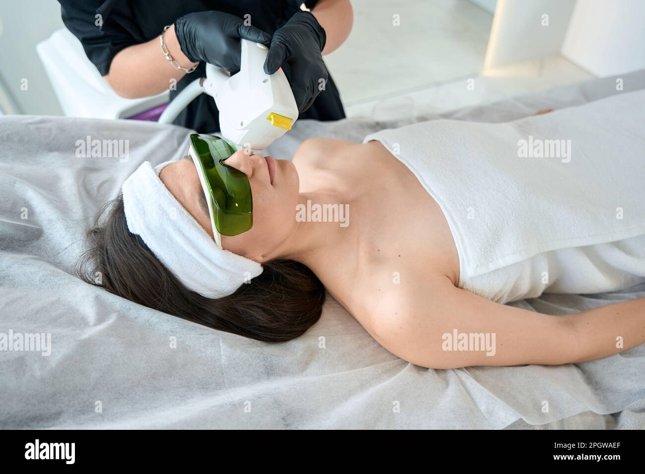 Cliente joven en el procedimiento del retiro del pelo del laser del cuello  Fotografía de stock - Alamy