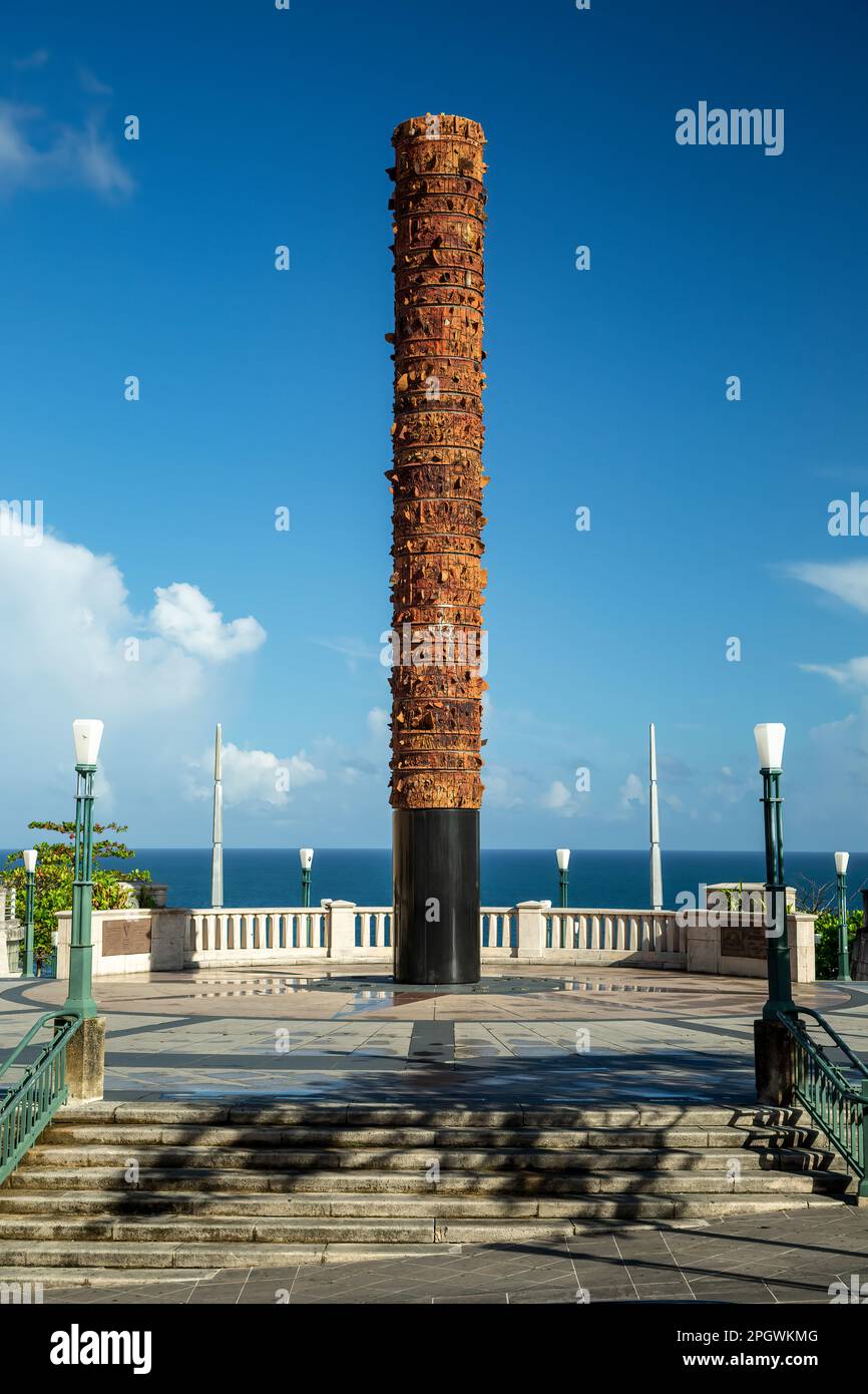 Tótem y plaza, la Plaza V Centenario (Plaza del Quinto Centenario), el
