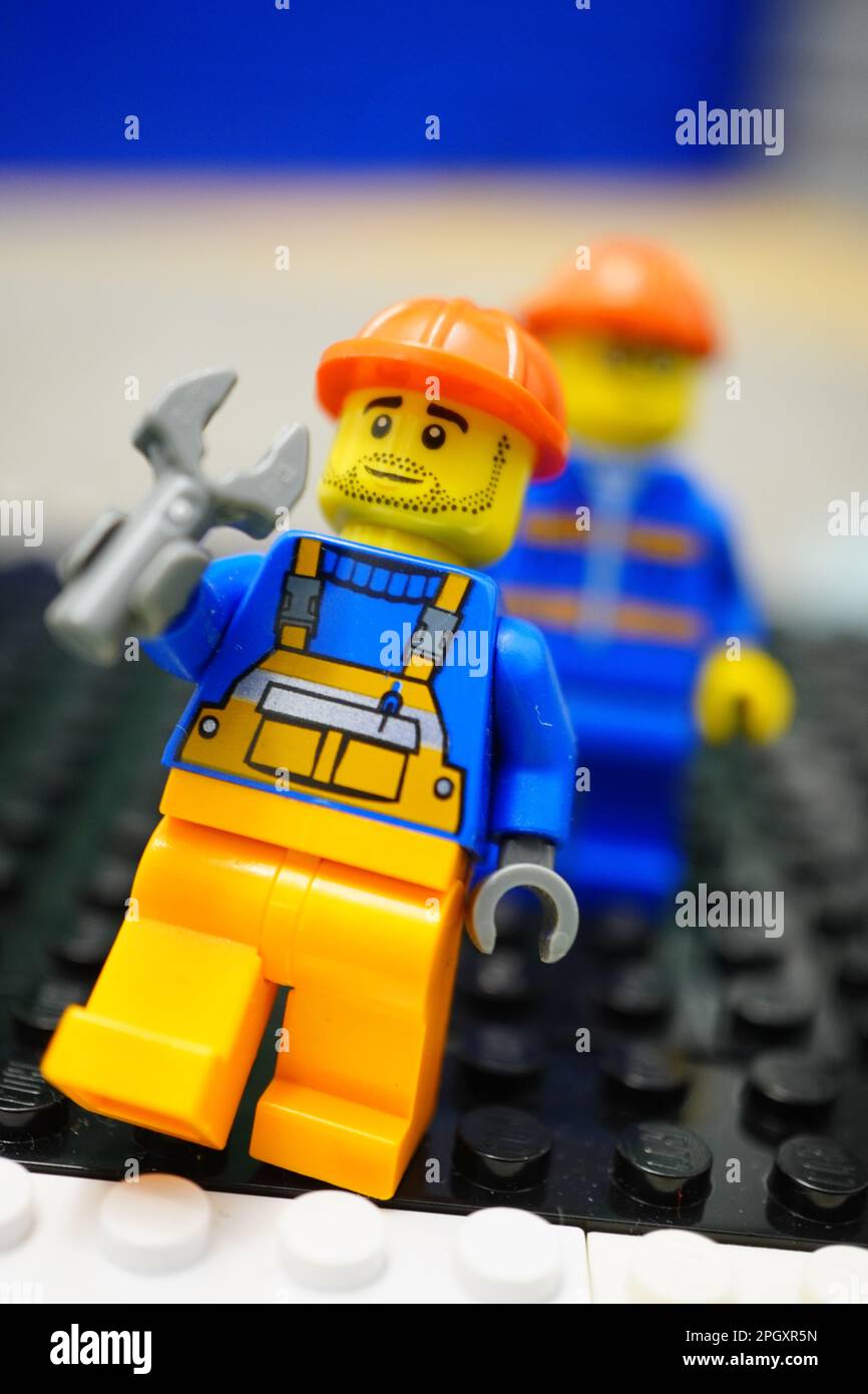 Dos trabajadores de la construcci n de Lego sosteniendo una llave
