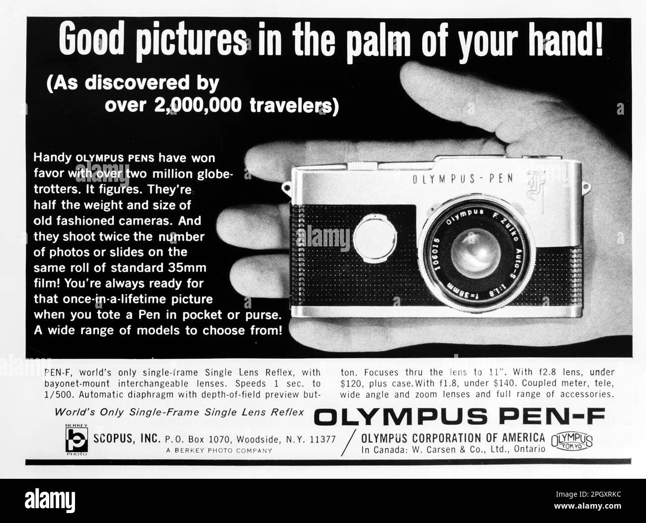 Anuncio de la cámara Olympus Pen-F en una revista NatGeo, noviembre de 1966 Foto de stock
