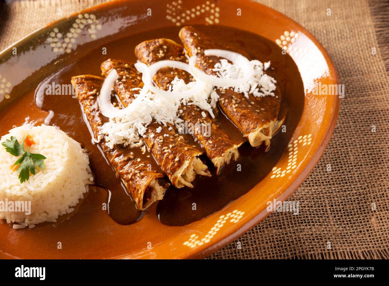 Enmoladas de pollo. También conocidas como mole poblano enchiladas, son
