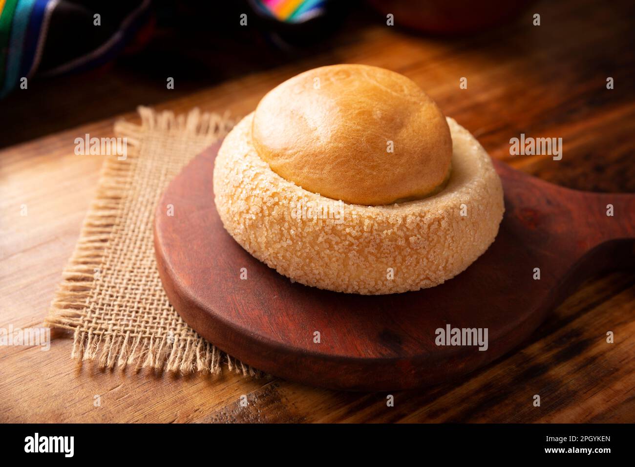 Ojo de Buey. También conocido como Ojo de Pancha, es uno de los panes  dulces tradicionales mexicanos, que consisten en un anillo de pan escamoso  relleno con un panecillo de color naranja