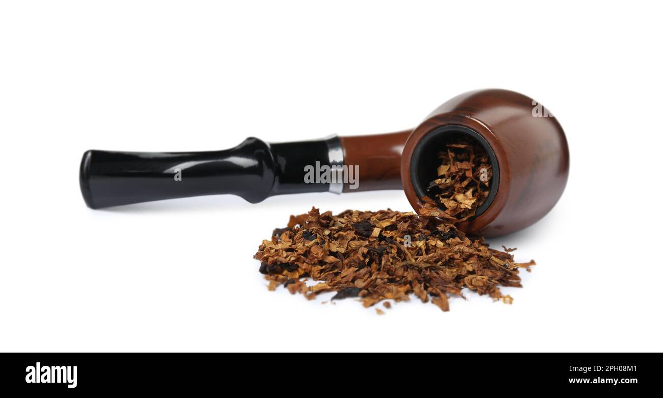 Pipa de fumar con tabaco sobre fondo blanco Fotografía de stock - Alamy