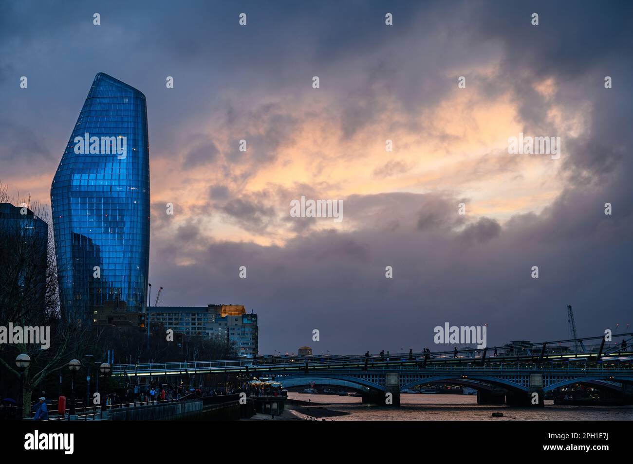 Londres, Reino Unido: Un Blackfriars o el Boomerang, una torre distintiva de uso mixto en Southwark con un cielo dramático y el río Támesis. Foto de stock