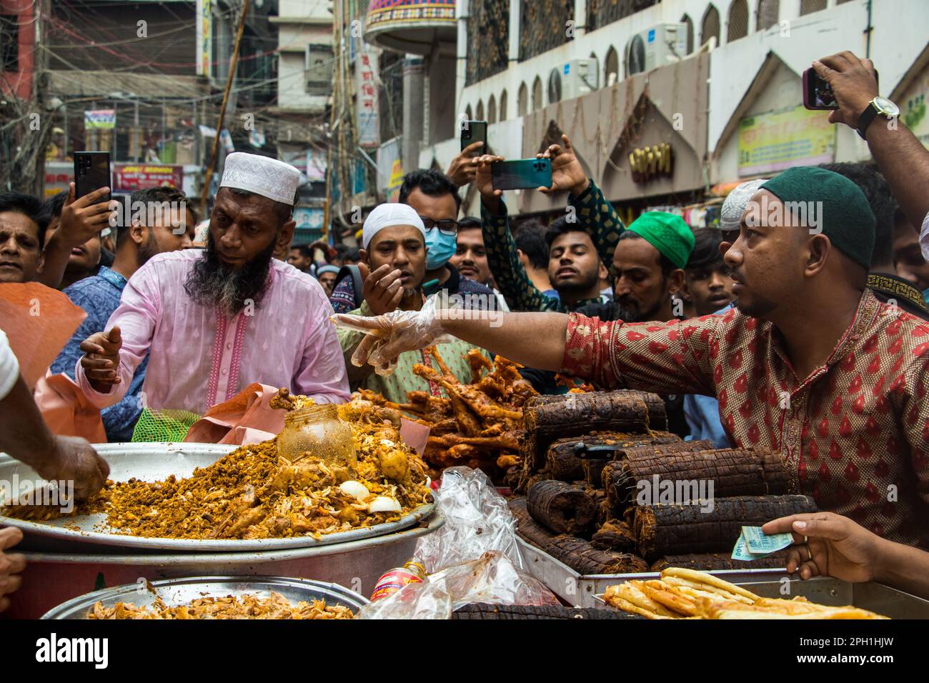 Los vendedores bangladesíes venden artículos de Iftar en chawkbazar en la capital, Dhaka, Bangladesh, el primer día del mes de ayuno musulmán, Holly Ramadán Foto de stock