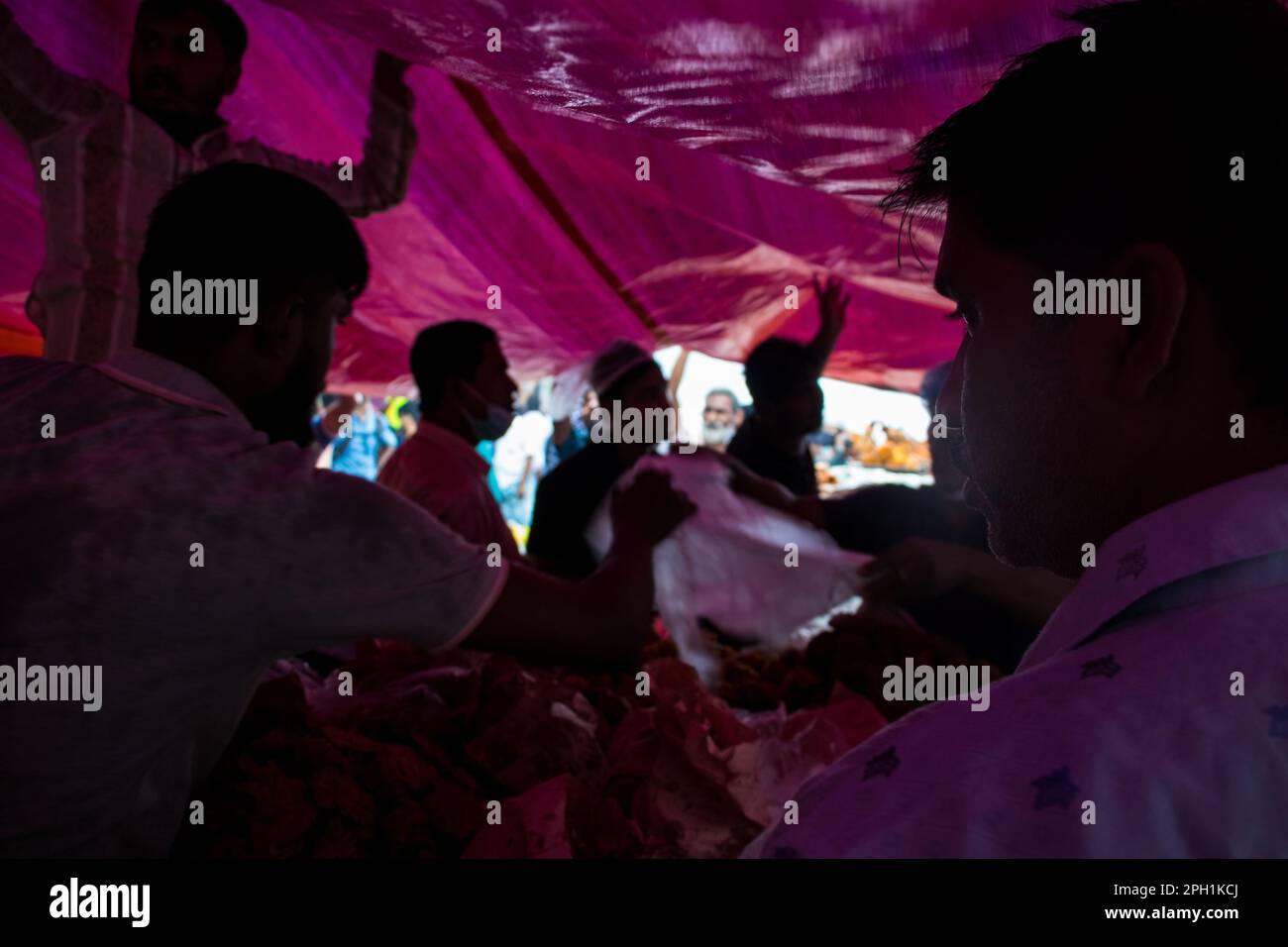 Los vendedores bangladesíes venden artículos de Iftar en chawkbazar en la capital, Dhaka, Bangladesh, el primer día del mes de ayuno musulmán, Holly Ramadán Foto de stock