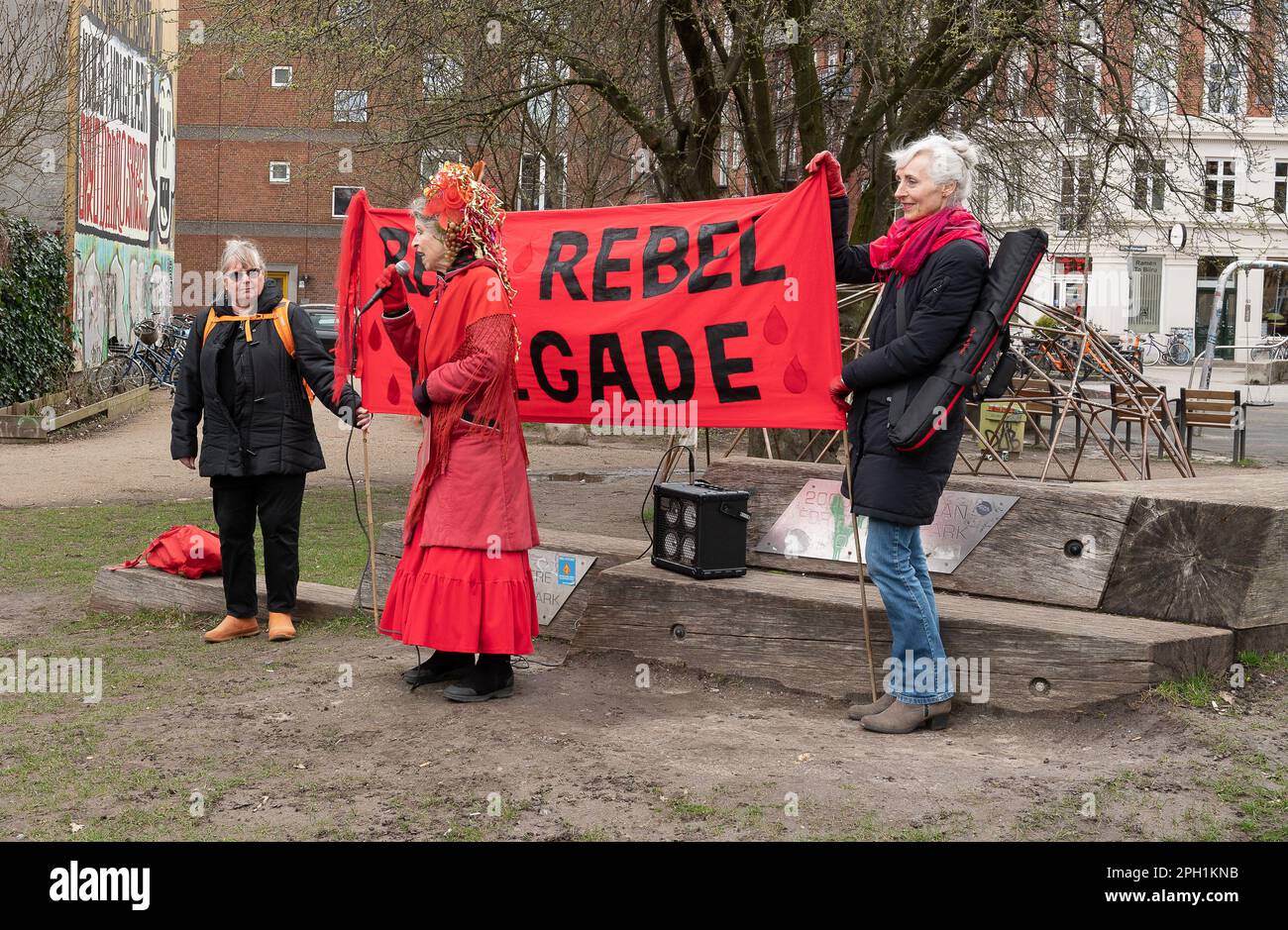 Copenhague, Dinamarca, 25 de marzo de 2023, manifestantes de la Rebelión de Extinción y la brigada rebelde Roja marchan por las calles de Copenhague, crédito: Stig Alenas/ Alamy LIVE News Foto de stock