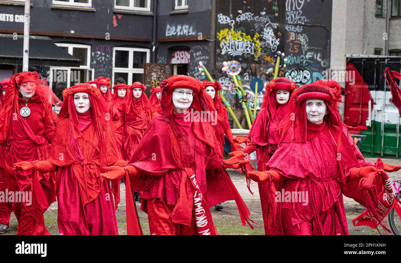 Copenhague, Dinamarca, 25 de marzo de 2023, manifestantes de la Rebelión de Extinción y la brigada rebelde Roja marchan por las calles de Copenhague, crédito: Stig Alenas/ Alamy LIVE News Foto de stock