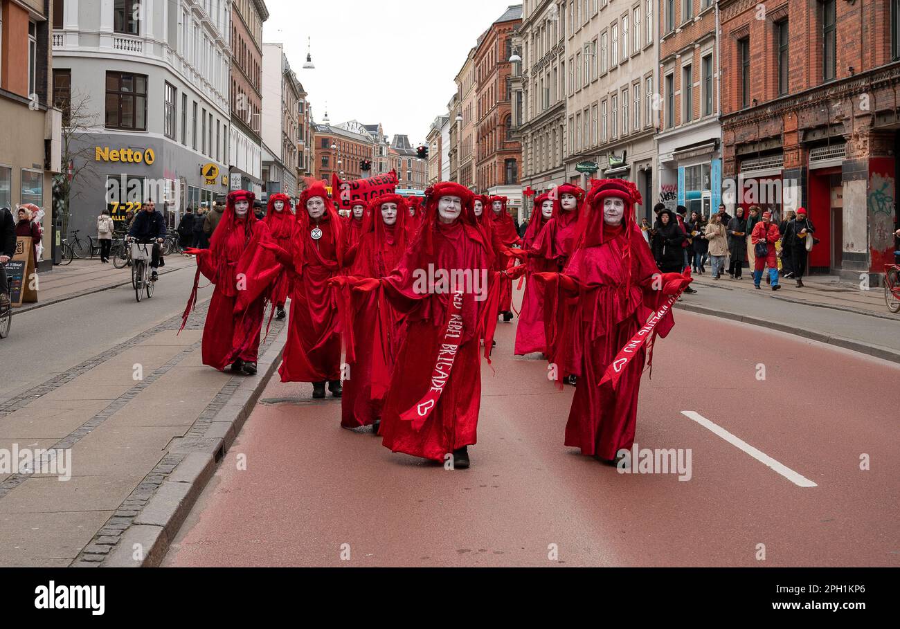 Copenhague, Dinamarca, 25 de marzo de 2023, manifestantes de la Rebelión de Extinción y la brigada rebelde Roja marchan por las calles de Copenhague, crédito: Stig Alenas/ Alamy LIVE News Foto de stock