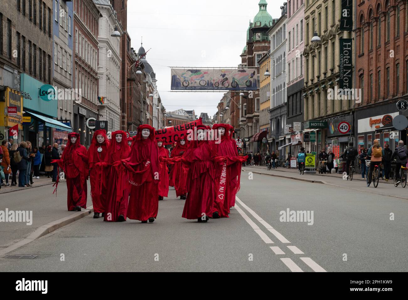 Copenhague, Dinamarca, 25 de marzo de 2023, manifestantes de la Rebelión de Extinción y la brigada rebelde Roja marchan por las calles de Copenhague, crédito: Stig Alenas/ Alamy LIVE News Foto de stock