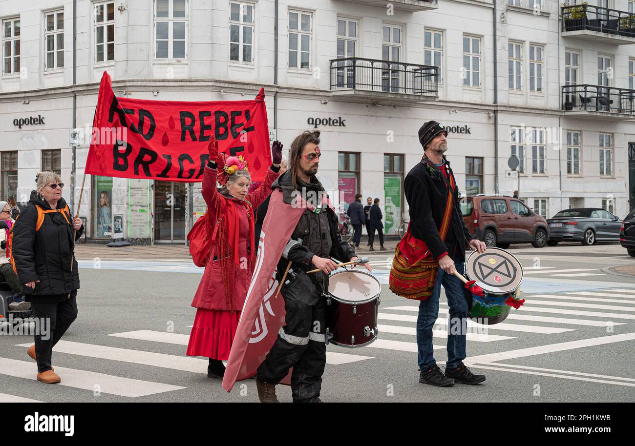 Copenhague, Dinamarca, 25 de marzo de 2023, manifestantes de la Rebelión de Extinción y la brigada rebelde Roja marchan por las calles de Copenhague, crédito: Stig Alenas/ Alamy LIVE News Foto de stock