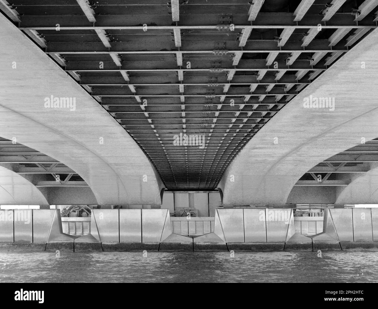 Vista en blanco y negro bajo el puente Pont de l'Alma en París, Francia Foto de stock