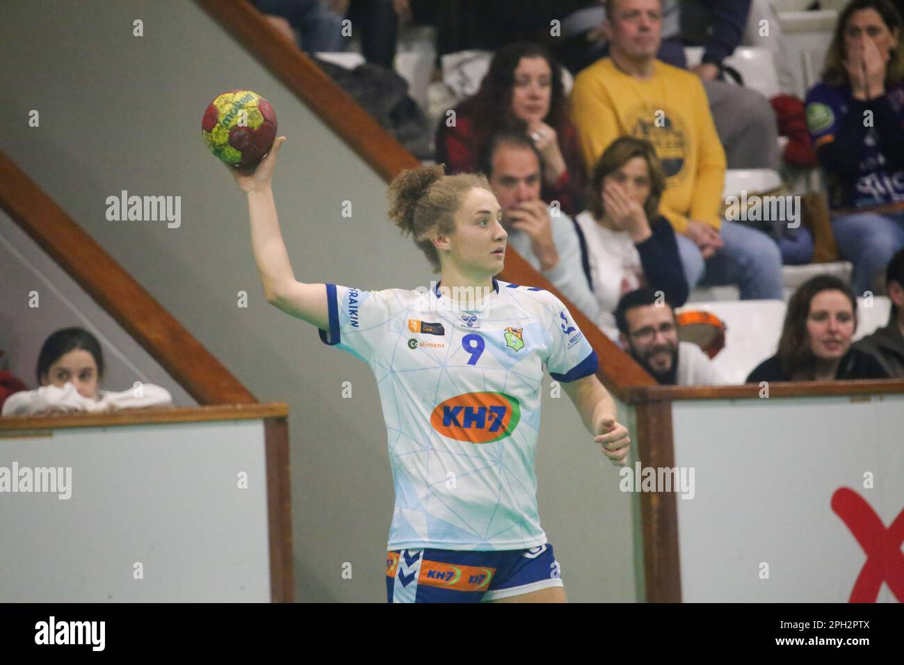 Gijón, España, 25th de marzo de 2023: El jugador del KH-7 BM. Granollers, Lea Miriam Kofler (9) con el balón durante la 20th jornada de la Liga Iberdrola 2022-23 entre Motive.co Gijon y KH-7 BM. Granollers con una derrota de los locales por 18-23 el 25 de marzo de 2023, en el Palacio de La Arena, en Gijón, España. Crédito: Alberto Brevers / Alamy Live News Foto de stock