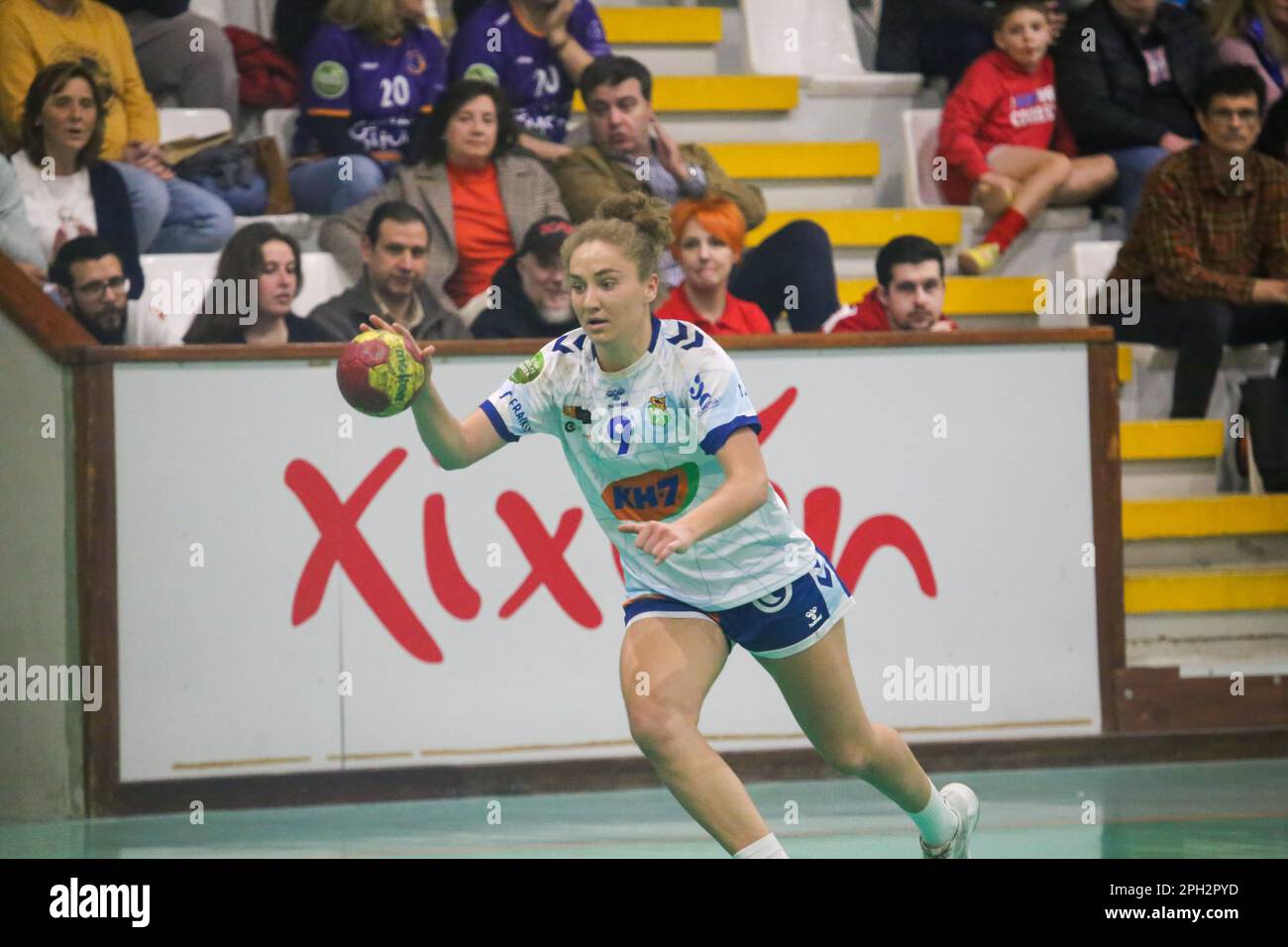 Gijón, España, 25th de marzo de 2023: El jugador del KH-7 BM. Granollers, Lea Miriam Kofler (9) con el balón durante la 20th jornada de la Liga Iberdrola 2022-23 entre Motive.co Gijon y KH-7 BM. Granollers con una derrota de los locales por 18-23 el 25 de marzo de 2023, en el Palacio de La Arena, en Gijón, España. Crédito: Alberto Brevers / Alamy Live News Foto de stock