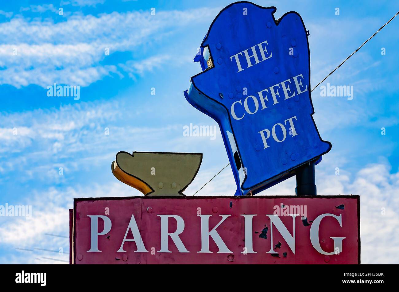 The Coffee Pot Café and Grill cuenta con un cartel con una cafetera, el