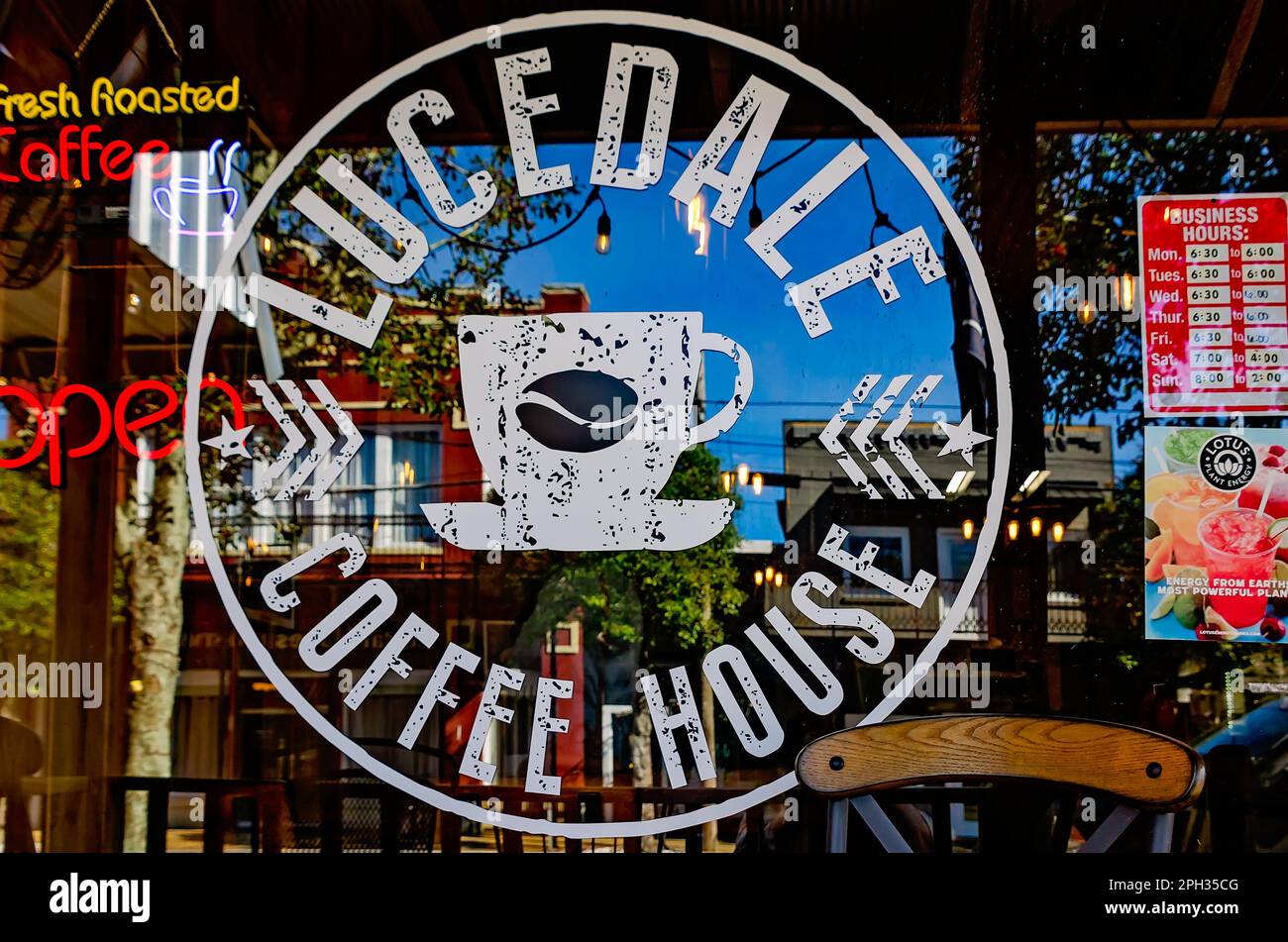 La ventana de Lucedale Coffee House se muestra el 20 de marzo de 2023