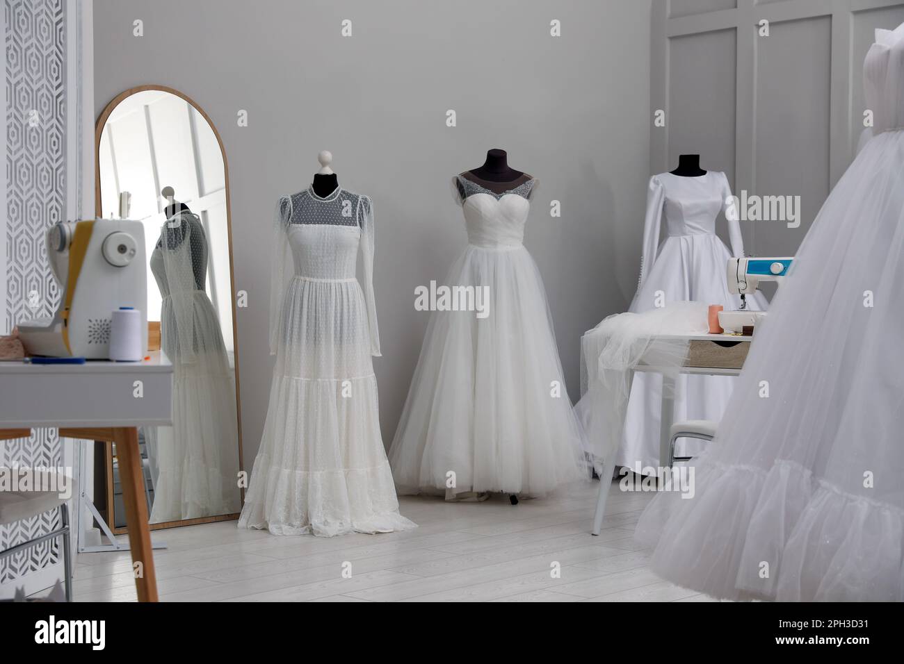 Interior del taller de confección con vestidos de novia y equipo Fotografía  de stock - Alamy