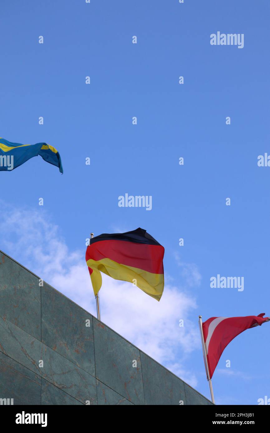 La bandera de Alemania ondeando en la parte superior del edificio con