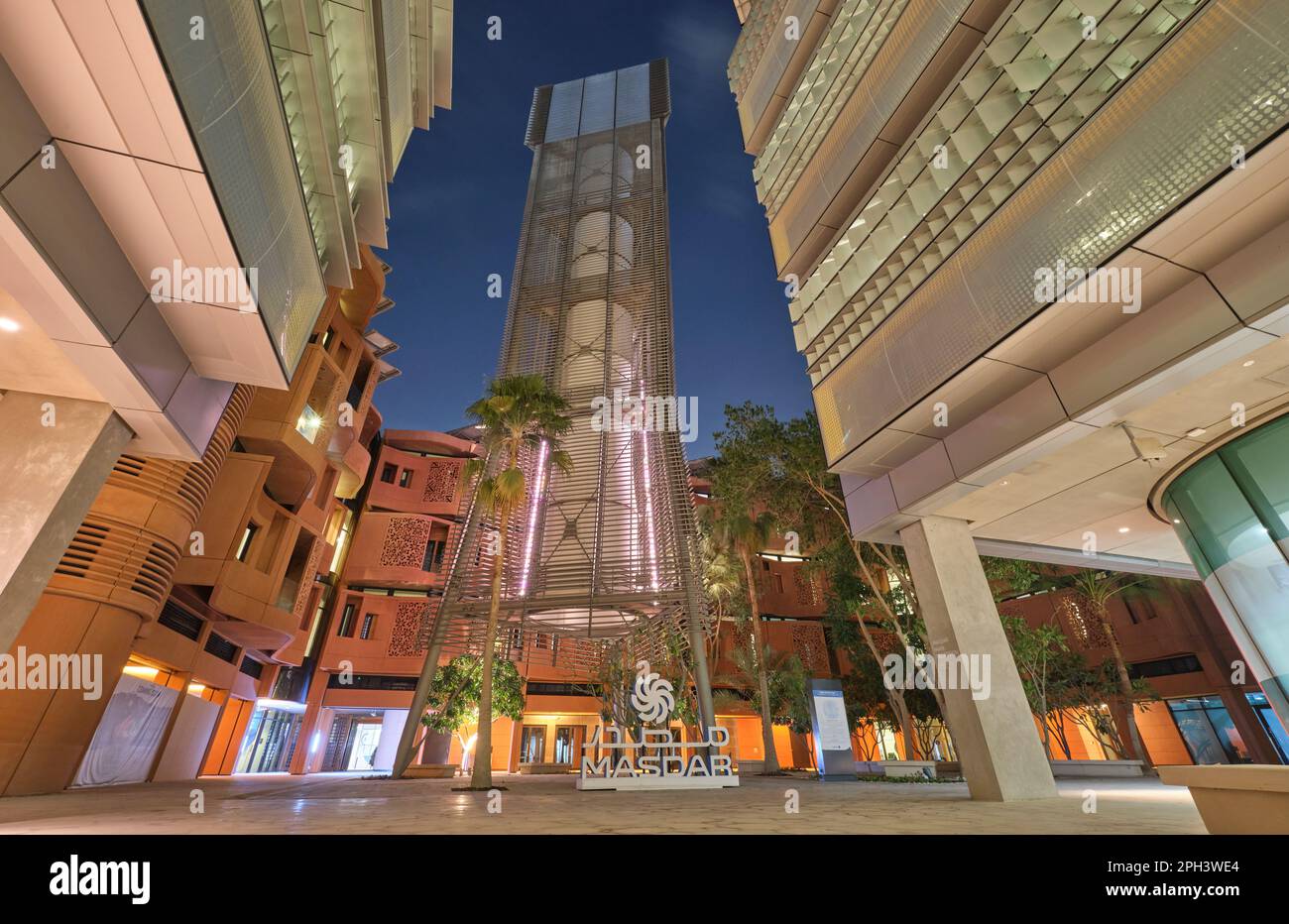 Vista nocturna de la histórica torre de viento central, que naturalmente hace circular el aire de enfriamiento en la plaza del patio. En la ciudad de Masdar, un pre-planeado, verde Foto de stock