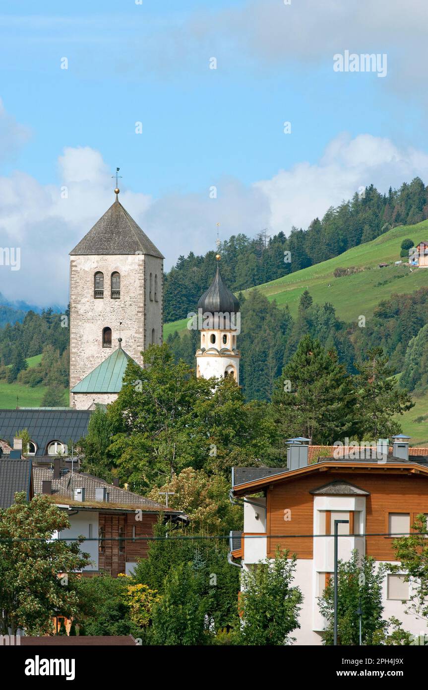 Arriba de los campanarios de la Colegiata (a la izquierda) y la iglesia de San Miguel en San candido (Innichen), Valle de Pusteria, Trentino-Alto Adige, Italia Foto de stock