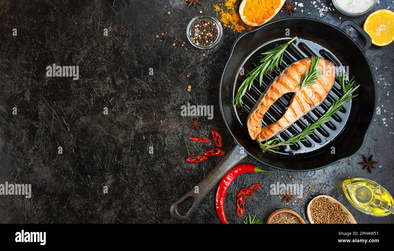 Filete de salmón a la parrilla con hierbas aromáticas, especias y verduras  en una sartén. Mariscos. Ingredientes para cocinar. Antecedentes  culinarios. copiar spa Fotografía de stock - Alamy