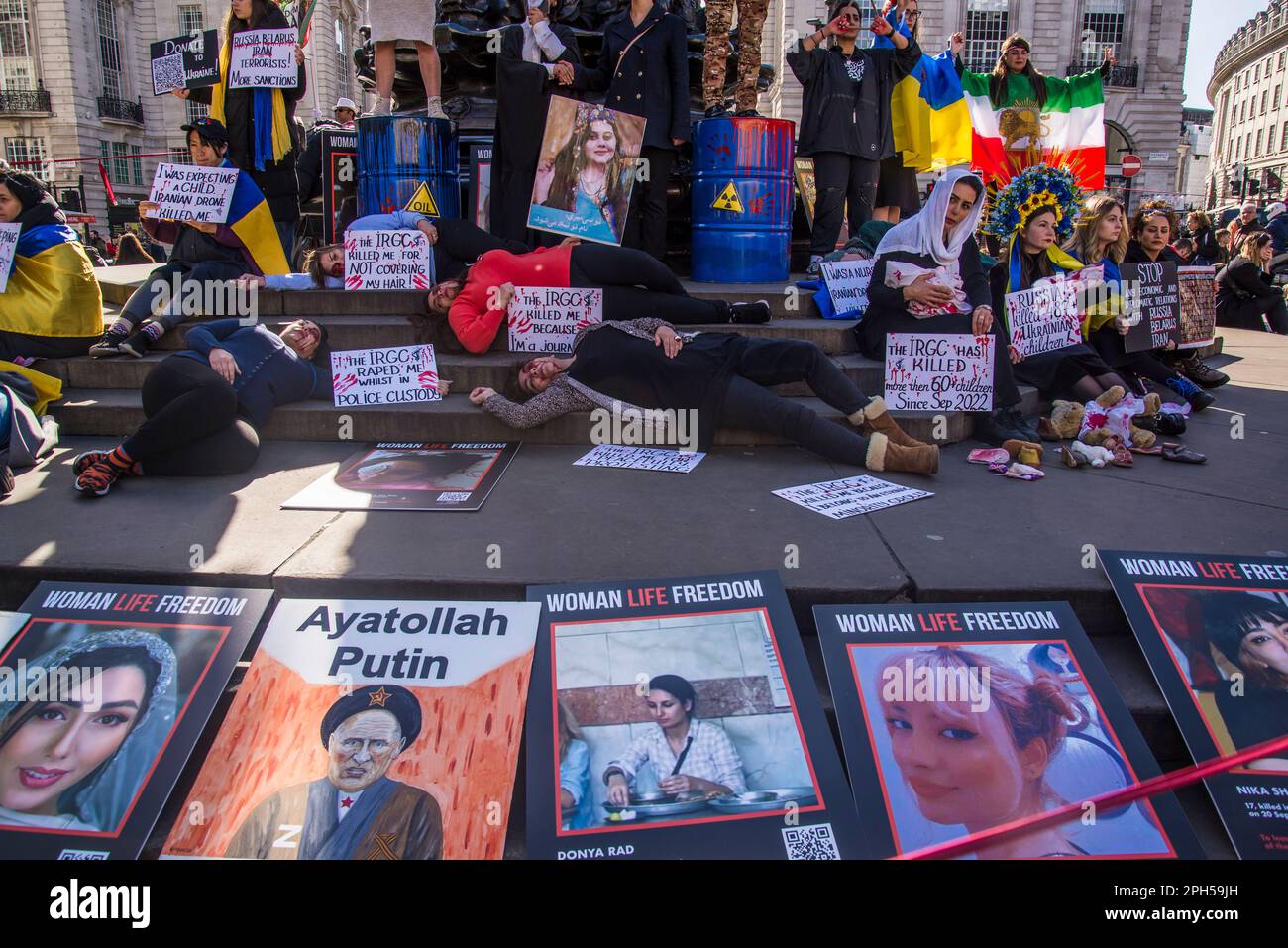 Carteles del ayatolá Putin, activistas pro-democracia iraníes y ucranianos unen fuerzas para protestar por el uso de drones iraníes por parte de Putin en su guerra en Ucrania, Pic Foto de stock