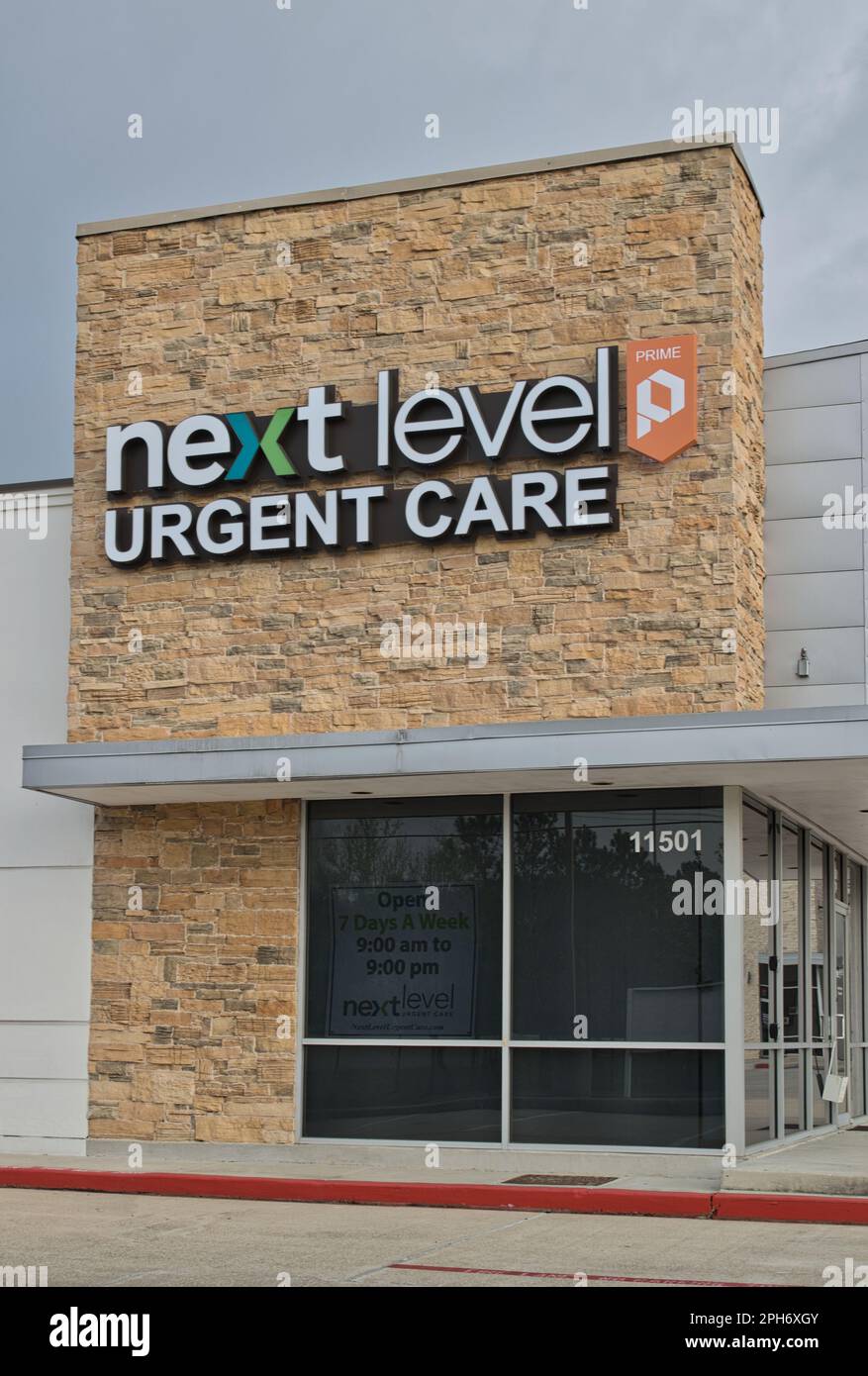 Humble, Texas, EE.UU. 02-26-2023: Exterior de la clínica de atención urgente de siguiente nivel en Humble, TX. Cadena de negocios de centros de tratamiento médico. Foto de stock