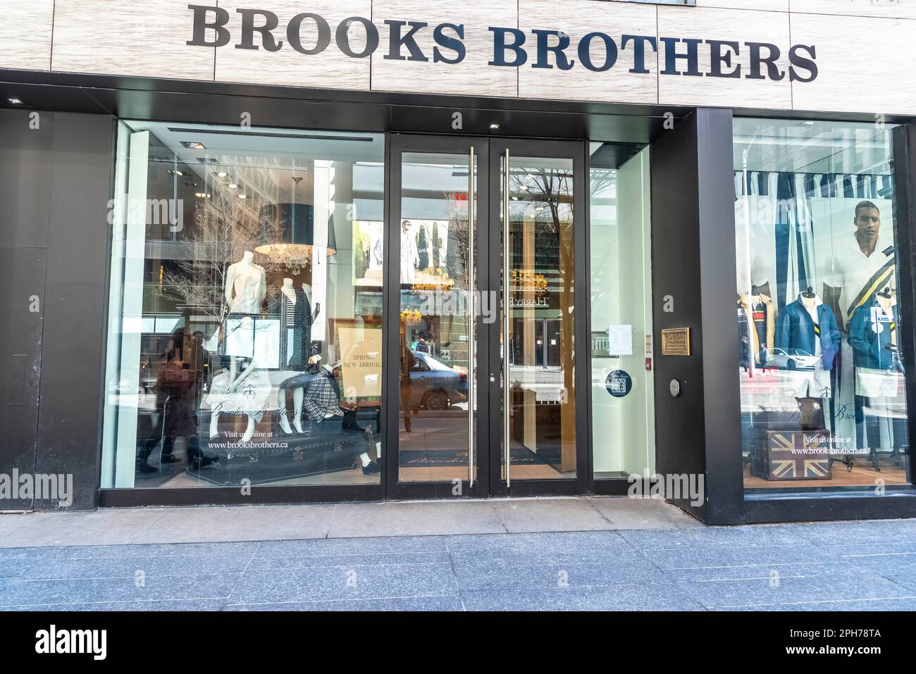 Toronto ONTARIO, CANADÁ- 26th DE MARZO DE 2023: El exterior de la tienda de  ropa Brooks Brothers Fotografía de stock - Alamy