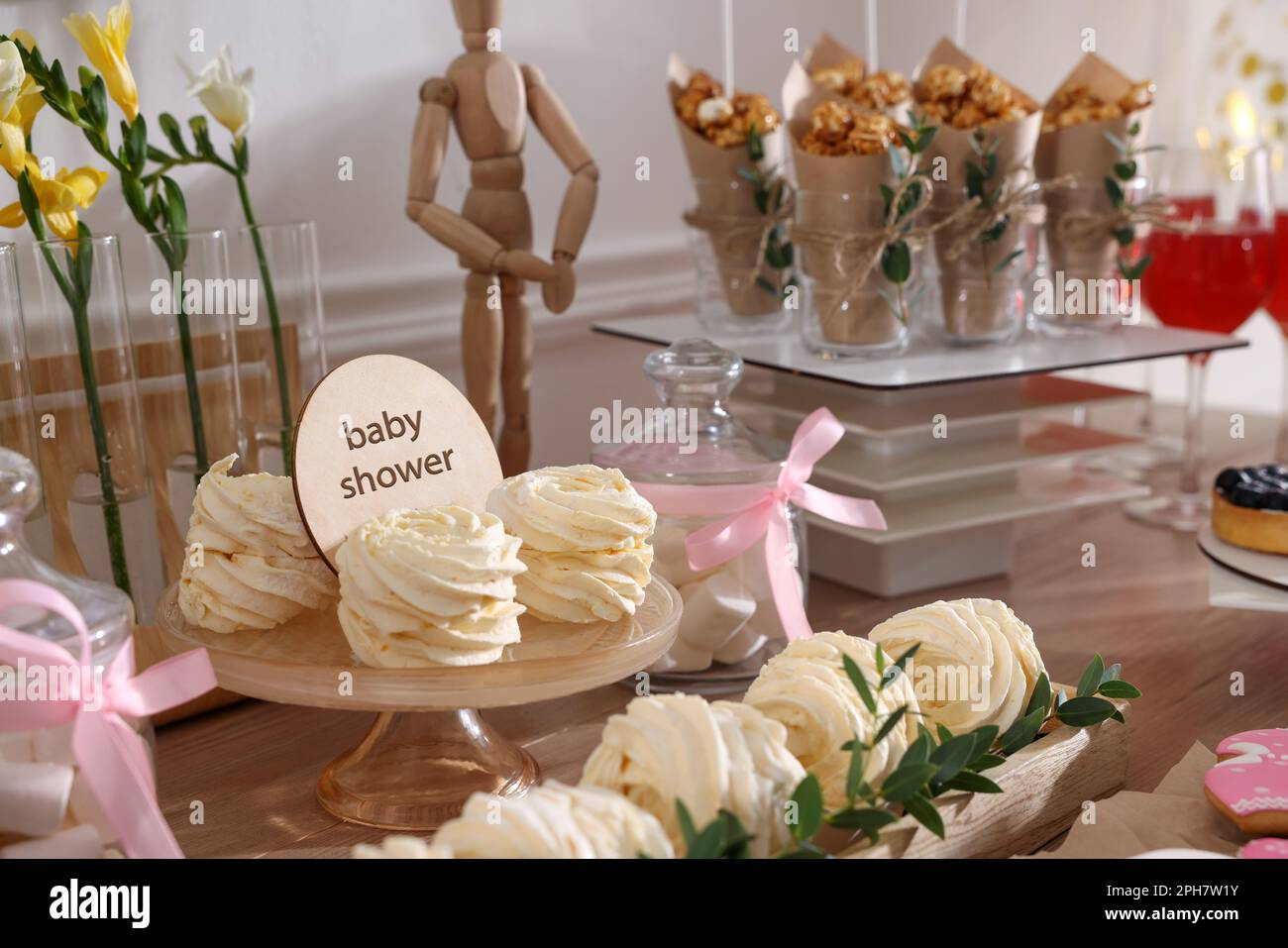 Fiesta de baby shower para niña golosinas sabrosas en la mesa en la  habitación decorada con globos