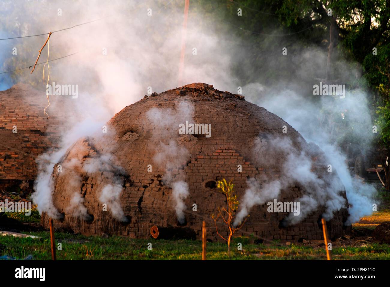 Hornos de producción de carbón vegetal en la Ruta 81 cerca de Ibarreta