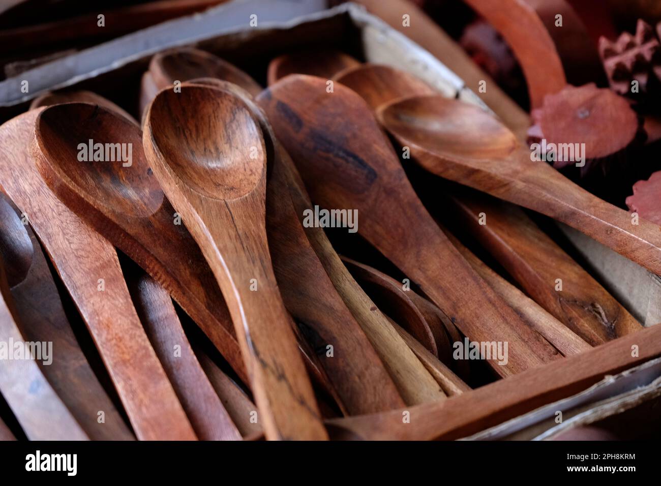 Simple utensilios de cocina rústicos de madera, utensilios de cocina de  madera, cuchara y bandejas de madera, vajilla de madera artesanía  Fotografía de stock - Alamy