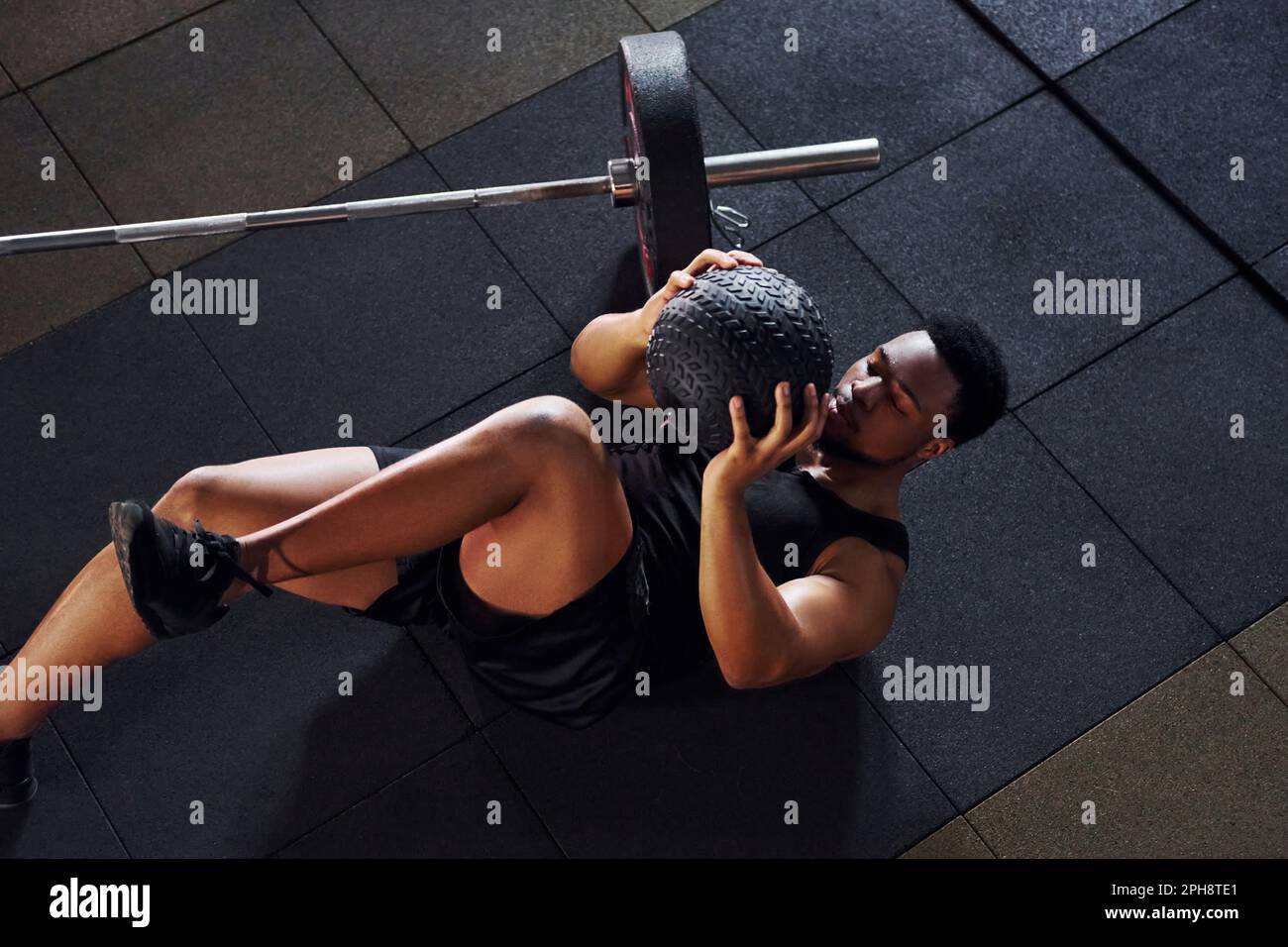 Guy sitting on gym ball fotografías e imágenes de alta resolución - Página  2 - Alamy
