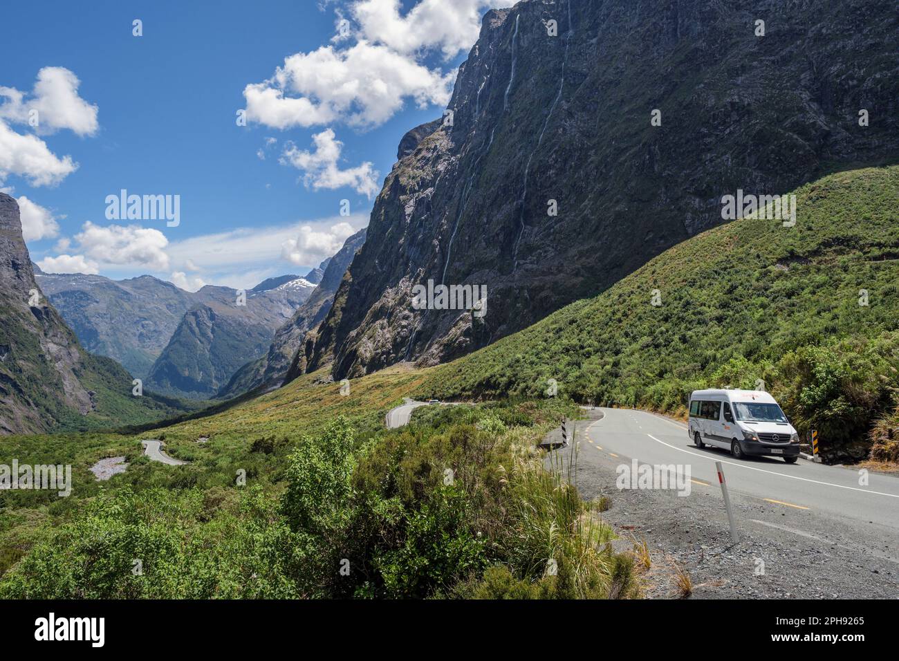 Una autocaravana en Milford Sound Highway en el Homer Pass, Isla Sur, Nueva Zelanda Foto de stock