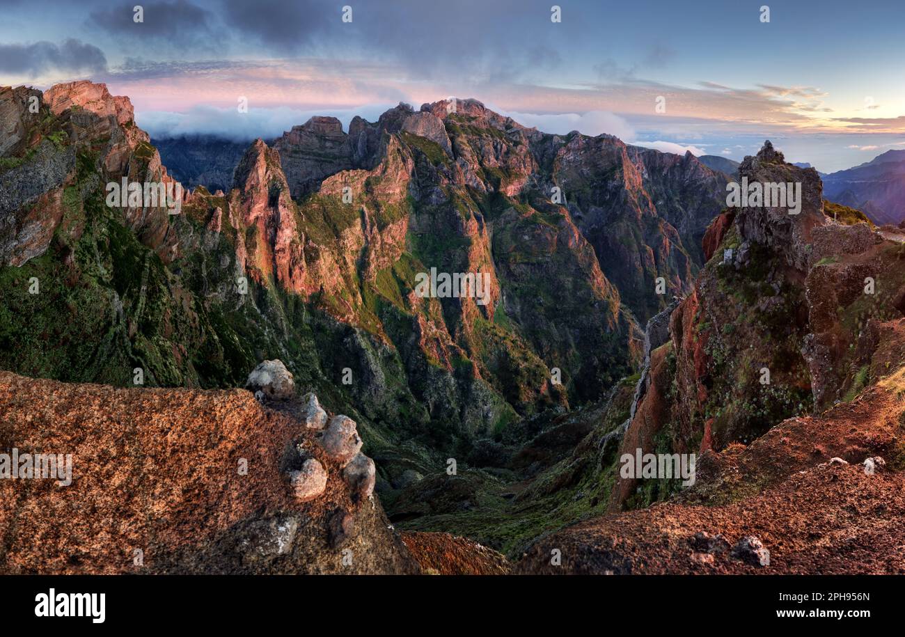 Montaña volcánica en Madeira, hermoso paisaje del amanecer - Portugal Foto de stock