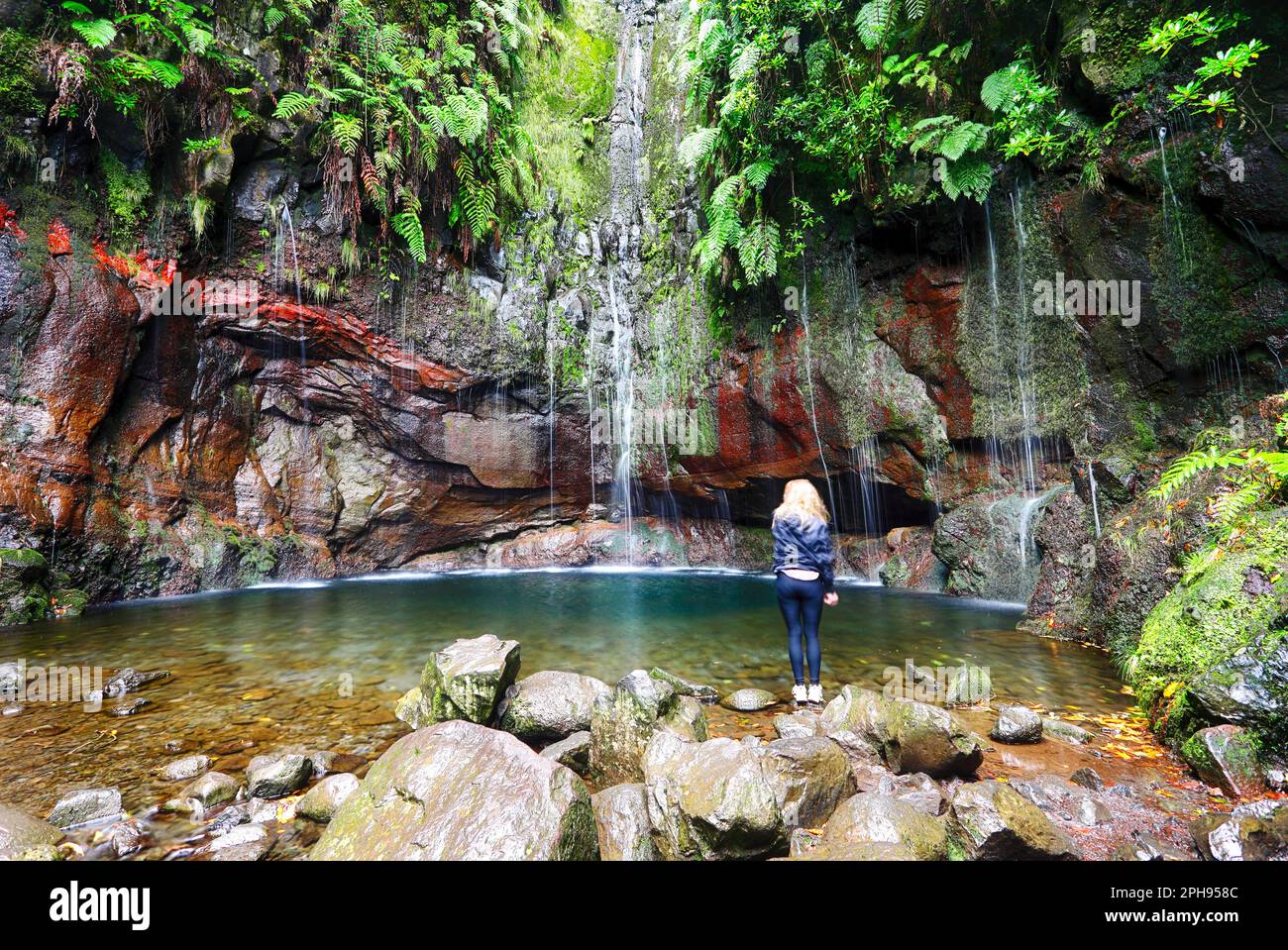 La cascada de 25 Fontes y piscina natural. Punto de senderismo, situado en Rabaçal, Paul da Serra en la isla de Madeira. Portugal Foto de stock